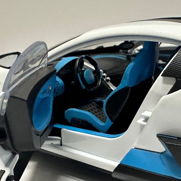 1:18 Bugatti Divo Metal Diecast With LED headlight & Taillight White - Picture 6 of 12